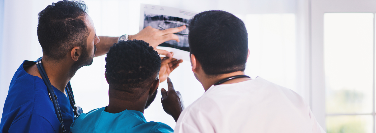 Bild på läkare som tittar på röntgen bilder.